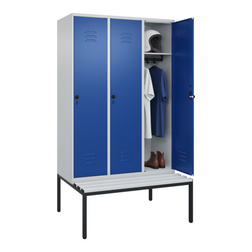 C+P Spind Classic PLUS, Bank, 3 Abteile, 2120x1200x815mm, 7035/5010 Verschluss Sicherheits-Drehriegel 4 Garderobenhaken Dekor Banklatten RAL 7035 Lichtgrau Sitzbanktyp untergebaut