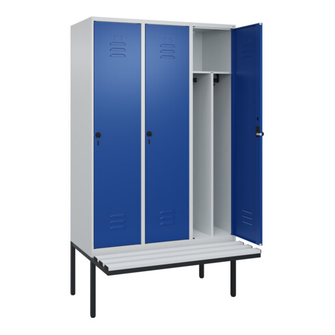 C+P Spind Classic PLUS, Bank, 3 Abteile, 2120x1200x815mm, 7035/5010 Verschluss Sicherheits-Drehriegel 4 Garderobenhaken Trennwand mittig Dekor Banklatten RAL 7035 Lichtgrau Sitzbanktyp auskragend