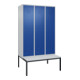 C+P Spind Classic PLUS, Bank, 3 Abteile, 2120x1200x815mm, 7035/5010 Verschluss Zylinderschloss 4 Garderobenhaken Trennwand mittig Dekor Banklatten RAL 7035 Lichtgrau Sitzbanktyp untergebaut-1