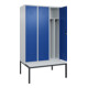 C+P Spind Classic PLUS, Bank, 3 Abteile, 2120x1200x815mm, 7035/5010 Verschluss Zylinderschloss 4 Garderobenhaken Trennwand mittig Dekor Banklatten RAL 7035 Lichtgrau Sitzbanktyp untergebaut-2