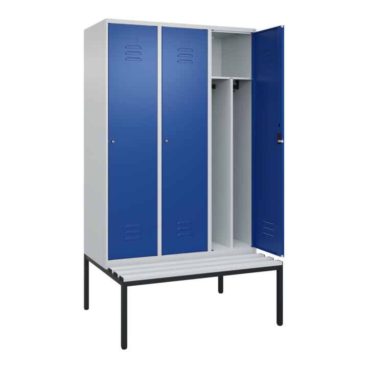 C+P Spind Classic PLUS, Bank, 3 Abteile, 2120x1200x815mm, 7035/5010 Verschluss Zylinderschloss 4 Garderobenhaken Trennwand mittig Dekor Banklatten RAL 7035 Lichtgrau Sitzbanktyp untergebaut