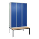 C+P Spind Classic PLUS, Bank, 3 Abteile, 2120x1200x815mm, 7035/5010 Verschluss Zylinderschloss 4 Garderobenhaken Trennwand mittig  Sitzbanktyp untergebaut-1