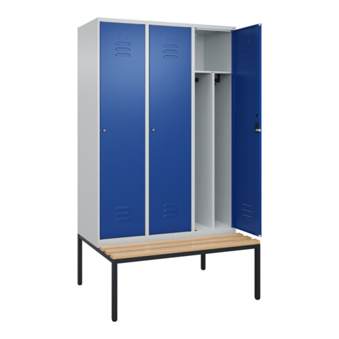 C+P Spind Classic PLUS, Bank, 3 Abteile, 2120x1200x815mm, 7035/5010 Verschluss Zylinderschloss 4 Garderobenhaken Trennwand mittig  Sitzbanktyp untergebaut
