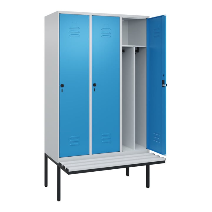 C+P Spind Classic PLUS, Bank, 3 Abteile, 2120x1200x815mm, 7035/5012 Verschluss Sicherheits-Drehriegel 4 Garderobenhaken Trennwand mittig Dekor Banklatten RAL 7035 Lichtgrau Sitzbanktyp auskragend