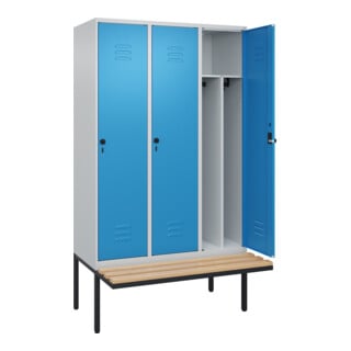 C+P Spind Classic PLUS, Bank, 3 Abteile, 2120x1200x815mm, 7035/5012 Verschluss Sicherheits-Drehriegel 4 Garderobenhaken Trennwand mittig  Sitzbanktyp auskragend