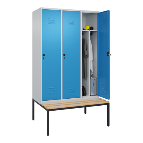C+P Spind Classic PLUS, Bank, 3 Abteile, 2120x1200x815mm, 7035/5012 Verschluss Sicherheits-Drehriegel 4 Garderobenhaken Trennwand mittig Sitzbanktyp untergebaut