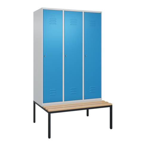 C+P Spind Classic PLUS, Bank, 3 Abteile, 2120x1200x815mm, 7035/5012 Verschluss Zylinderschloss 4 Garderobenhaken   Sitzbanktyp untergebaut