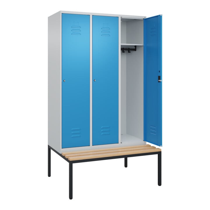 C+P Spind Classic PLUS, Bank, 3 Abteile, 2120x1200x815mm, 7035/5012 Verschluss Zylinderschloss 4 Garderobenhaken   Sitzbanktyp untergebaut