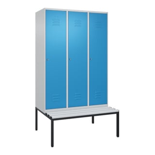 C+P Spind Classic PLUS, Bank, 3 Abteile, 2120x1200x815mm, 7035/5012 Verschluss Zylinderschloss 4 Garderobenhaken Trennwand mittig Dekor Banklatten RAL 7035 Lichtgrau Sitzbanktyp untergebaut