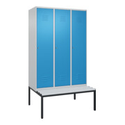 C+P Spind Classic PLUS, Bank, 3 Abteile, 2120x1200x815mm, 7035/5012 Verschluss Zylinderschloss 4 Garderobenhaken Trennwand mittig Dekor Banklatten RAL 7035 Lichtgrau Sitzbanktyp untergebaut