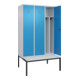 C+P Spind Classic PLUS, Bank, 3 Abteile, 2120x1200x815mm, 7035/5012 Verschluss Zylinderschloss 4 Garderobenhaken Trennwand mittig Dekor Banklatten RAL 7035 Lichtgrau Sitzbanktyp untergebaut-2