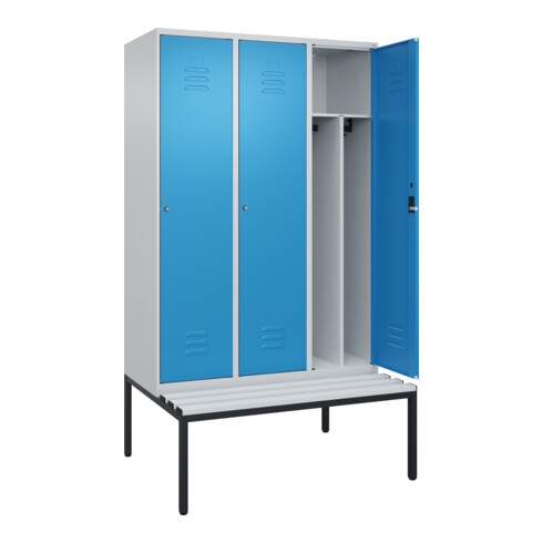 C+P Spind Classic PLUS, Bank, 3 Abteile, 2120x1200x815mm, 7035/5012 Verschluss Zylinderschloss 4 Garderobenhaken Trennwand mittig Dekor Banklatten RAL 7035 Lichtgrau Sitzbanktyp untergebaut