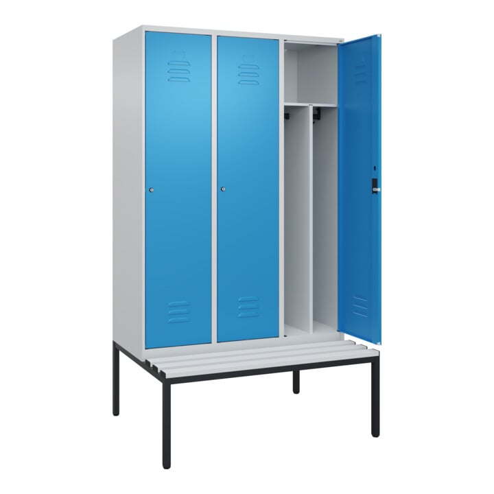 C+P Spind Classic PLUS, Bank, 3 Abteile, 2120x1200x815mm, 7035/5012 Verschluss Zylinderschloss 4 Garderobenhaken Trennwand mittig Dekor Banklatten RAL 7035 Lichtgrau Sitzbanktyp untergebaut