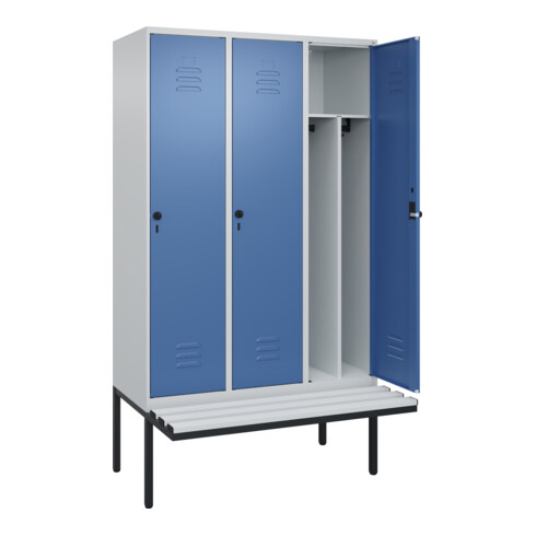 C+P Spind Classic PLUS, Bank, 3 Abteile, 2120x1200x815mm, 7035/5023 Verschluss Sicherheits-Drehriegel 4 Garderobenhaken Trennwand mittig Dekor Banklatten RAL 7035 Lichtgrau Sitzbanktyp auskragend