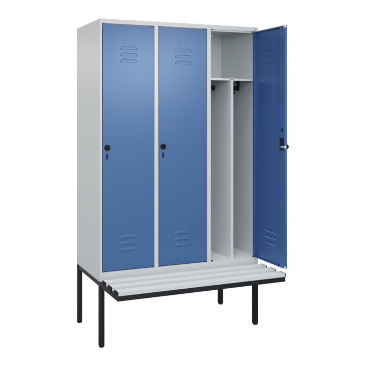 C+P Spind Classic PLUS, Bank, 3 Abteile, 2120x1200x815mm, 7035/5023 Verschluss Sicherheits-Drehriegel 4 Garderobenhaken Trennwand mittig Dekor Banklatten RAL 7035 Lichtgrau Sitzbanktyp auskragend