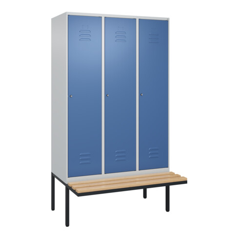 C+P Spind Classic PLUS, Bank, 3 Abteile, 2120x1200x815mm, 7035/5023 Verschluss Zylinderschloss 4 Garderobenhaken   Sitzbanktyp auskragend