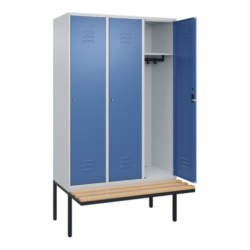 C+P Spind Classic PLUS, Bank, 3 Abteile, 2120x1200x815mm, 7035/5023 Verschluss Zylinderschloss 4 Garderobenhaken   Sitzbanktyp auskragend