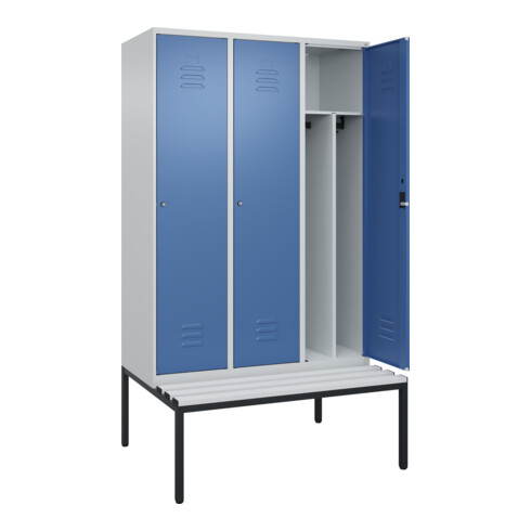 C+P Spind Classic PLUS, Bank, 3 Abteile, 2120x1200x815mm, 7035/5023 Verschluss Zylinderschloss 4 Garderobenhaken Trennwand mittig Dekor Banklatten RAL 7035 Lichtgrau Sitzbanktyp untergebaut