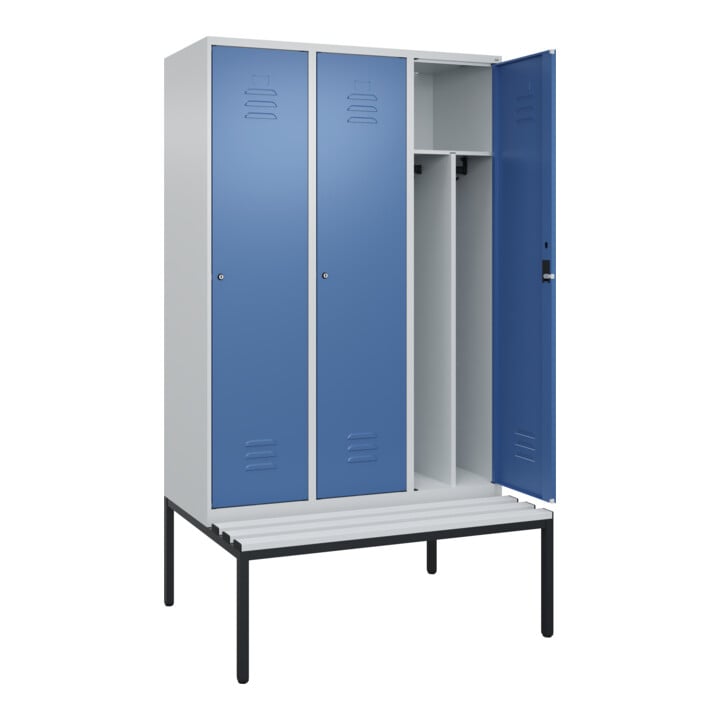 C+P Spind Classic PLUS, Bank, 3 Abteile, 2120x1200x815mm, 7035/5023 Verschluss Zylinderschloss 4 Garderobenhaken Trennwand mittig Dekor Banklatten RAL 7035 Lichtgrau Sitzbanktyp untergebaut