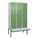 C+P Spind Classic PLUS, Bank, 3 Abteile, 2120x1200x815mm, 7035/6011 Verschluss Sicherheits-Drehriegel 4 Garderobenhaken Trennwand mittig Dekor Banklatten RAL 7035 Lichtgrau Sitzbanktyp auskragend-1