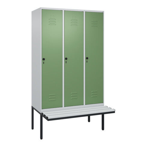 C+P Spind Classic PLUS, Bank, 3 Abteile, 2120x1200x815mm, 7035/6011 Verschluss Sicherheits-Drehriegel 4 Garderobenhaken Trennwand mittig Dekor Banklatten RAL 7035 Lichtgrau Sitzbanktyp auskragend