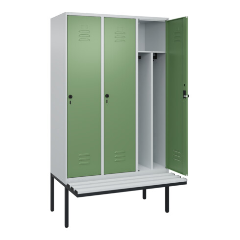 C+P Spind Classic PLUS, Bank, 3 Abteile, 2120x1200x815mm, 7035/6011 Verschluss Sicherheits-Drehriegel 4 Garderobenhaken Trennwand mittig Dekor Banklatten RAL 7035 Lichtgrau Sitzbanktyp auskragend