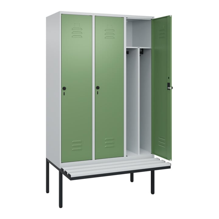 C+P Spind Classic PLUS, Bank, 3 Abteile, 2120x1200x815mm, 7035/6011 Verschluss Sicherheits-Drehriegel 4 Garderobenhaken Trennwand mittig Dekor Banklatten RAL 7035 Lichtgrau Sitzbanktyp auskragend