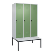 C+P Spind Classic PLUS, Bank, 3 Abteile, 2120x1200x815mm, 7035/6011 Verschluss Sicherheits-Drehriegel 4 Garderobenhaken Trennwand mittig Dekor Banklatten RAL 7035 Lichtgrau Sitzbanktyp untergebaut