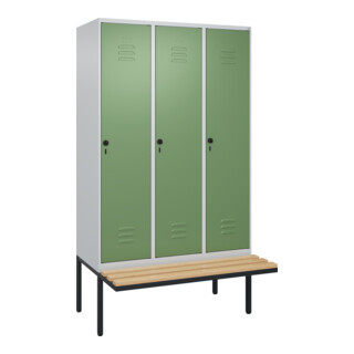C+P Spind Classic PLUS, Bank, 3 Abteile, 2120x1200x815mm, 7035/6011 Verschluss Sicherheits-Drehriegel 4 Garderobenhaken Trennwand mittig  Sitzbanktyp auskragend