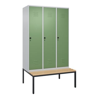 C+P Spind Classic PLUS, Bank, 3 Abteile, 2120x1200x815mm, 7035/6011 Verschluss Sicherheits-Drehriegel 4 Garderobenhaken Trennwand mittig  Sitzbanktyp untergebaut