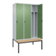 C+P Spind Classic PLUS, Bank, 3 Abteile, 2120x1200x815mm, 7035/6011 Verschluss Sicherheits-Drehriegel 4 Garderobenhaken Trennwand mittig  Sitzbanktyp untergebaut-2