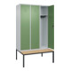 C+P Spind Classic PLUS, Bank, 3 Abteile, 2120x1200x815mm, 7035/6011 Verschluss Zylinderschloss 4 Garderobenhaken   Sitzbanktyp untergebaut-2