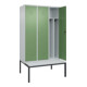 C+P Spind Classic PLUS, Bank, 3 Abteile, 2120x1200x815mm, 7035/6011 Verschluss Zylinderschloss 4 Garderobenhaken Trennwand mittig Dekor Banklatten RAL 7035 Lichtgrau Sitzbanktyp untergebaut-2