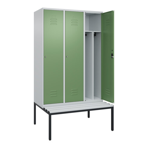 C+P Spind Classic PLUS, Bank, 3 Abteile, 2120x1200x815mm, 7035/6011 Verschluss Zylinderschloss 4 Garderobenhaken Trennwand mittig Dekor Banklatten RAL 7035 Lichtgrau Sitzbanktyp untergebaut