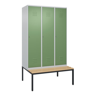 C+P Spind Classic PLUS, Bank, 3 Abteile, 2120x1200x815mm, 7035/6011 Verschluss Zylinderschloss 4 Garderobenhaken Trennwand mittig  Sitzbanktyp untergebaut