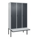 C+P Spind Classic PLUS, Bank, 3 Abteile, 2120x1200x815mm, 7035/7016 Verschluss Sicherheits-Drehriegel 4 Garderobenhaken Trennwand mittig Dekor Banklatten RAL 7035 Lichtgrau Sitzbanktyp auskragend-1