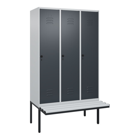 C+P Spind Classic PLUS, Bank, 3 Abteile, 2120x1200x815mm, 7035/7016 Verschluss Sicherheits-Drehriegel 4 Garderobenhaken Trennwand mittig Dekor Banklatten RAL 7035 Lichtgrau Sitzbanktyp auskragend
