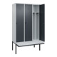 C+P Spind Classic PLUS, Bank, 3 Abteile, 2120x1200x815mm, 7035/7016 Verschluss Sicherheits-Drehriegel 4 Garderobenhaken Trennwand mittig Dekor Banklatten RAL 7035 Lichtgrau Sitzbanktyp auskragend-2