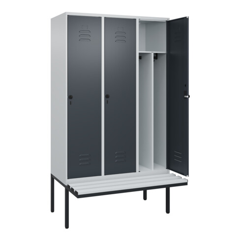 C+P Spind Classic PLUS, Bank, 3 Abteile, 2120x1200x815mm, 7035/7016 Verschluss Sicherheits-Drehriegel 4 Garderobenhaken Trennwand mittig Dekor Banklatten RAL 7035 Lichtgrau Sitzbanktyp auskragend