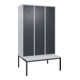 C+P Spind Classic PLUS, Bank, 3 Abteile, 2120x1200x815mm, 7035/7016 Verschluss Zylinderschloss 4 Garderobenhaken Trennwand mittig Dekor Banklatten RAL 7035 Lichtgrau Sitzbanktyp untergebaut-1