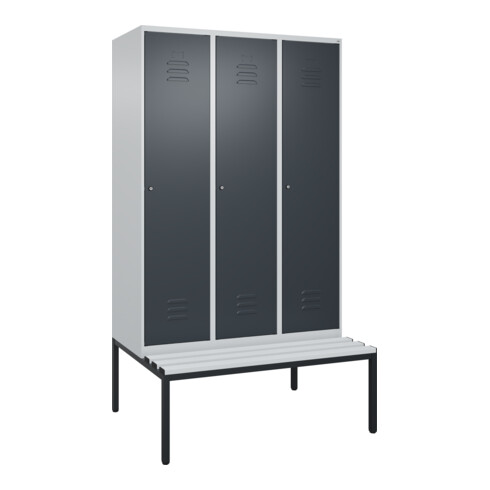 C+P Spind Classic PLUS, Bank, 3 Abteile, 2120x1200x815mm, 7035/7016 Verschluss Zylinderschloss 4 Garderobenhaken Trennwand mittig Dekor Banklatten RAL 7035 Lichtgrau Sitzbanktyp untergebaut