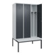 C+P Spind Classic PLUS, Bank, 3 Abteile, 2120x1200x815mm, 7035/7016 Verschluss Zylinderschloss 4 Garderobenhaken Trennwand mittig Dekor Banklatten RAL 7035 Lichtgrau Sitzbanktyp untergebaut-2