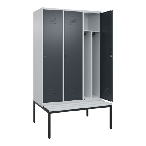 C+P Spind Classic PLUS, Bank, 3 Abteile, 2120x1200x815mm, 7035/7016 Verschluss Zylinderschloss 4 Garderobenhaken Trennwand mittig Dekor Banklatten RAL 7035 Lichtgrau Sitzbanktyp untergebaut