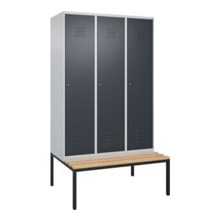 C+P Spind Classic PLUS, Bank, 3 Abteile, 2120x1200x815mm, 7035/7016 Verschluss Zylinderschloss 4 Garderobenhaken Trennwand mittig  Sitzbanktyp untergebaut