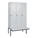 C+P Spind Classic PLUS, Bank, 3 Abteile, 2120x1200x815mm, 7035/7035 Verschluss Sicherheits-Drehriegel 4 Garderobenhaken Trennwand mittig Dekor Banklatten RAL 7035 Lichtgrau Sitzbanktyp auskragend-1