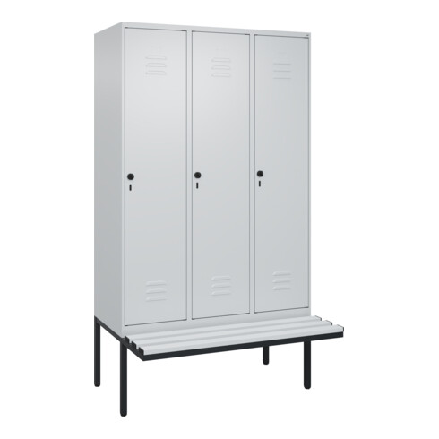 C+P Spind Classic PLUS, Bank, 3 Abteile, 2120x1200x815mm, 7035/7035 Verschluss Sicherheits-Drehriegel 4 Garderobenhaken Trennwand mittig Dekor Banklatten RAL 7035 Lichtgrau Sitzbanktyp auskragend
