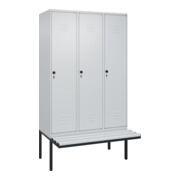 C+P Spind Classic PLUS, Bank, 3 Abteile, 2120x1200x815mm, 7035/7035 Verschluss Sicherheits-Drehriegel 4 Garderobenhaken Trennwand mittig Dekor Banklatten RAL 7035 Lichtgrau Sitzbanktyp auskragend
