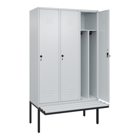 C+P Spind Classic PLUS, Bank, 3 Abteile, 2120x1200x815mm, 7035/7035 Verschluss Sicherheits-Drehriegel 4 Garderobenhaken Trennwand mittig Dekor Banklatten RAL 7035 Lichtgrau Sitzbanktyp auskragend