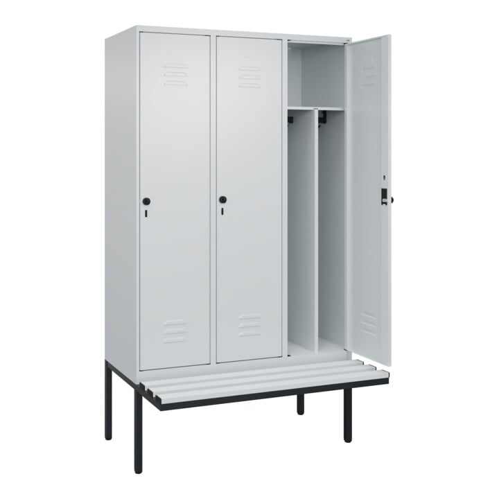 C+P Spind Classic PLUS, Bank, 3 Abteile, 2120x1200x815mm, 7035/7035 Verschluss Sicherheits-Drehriegel 4 Garderobenhaken Trennwand mittig Dekor Banklatten RAL 7035 Lichtgrau Sitzbanktyp auskragend