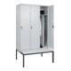 C+P Spind Classic PLUS, Bank, 3 Abteile, 2120x1200x815mm, 7035/7035 Verschluss Sicherheits-Drehriegel 4 Garderobenhaken Trennwand mittig Dekor Banklatten RAL 7035 Lichtgrau Sitzbanktyp untergebaut-2